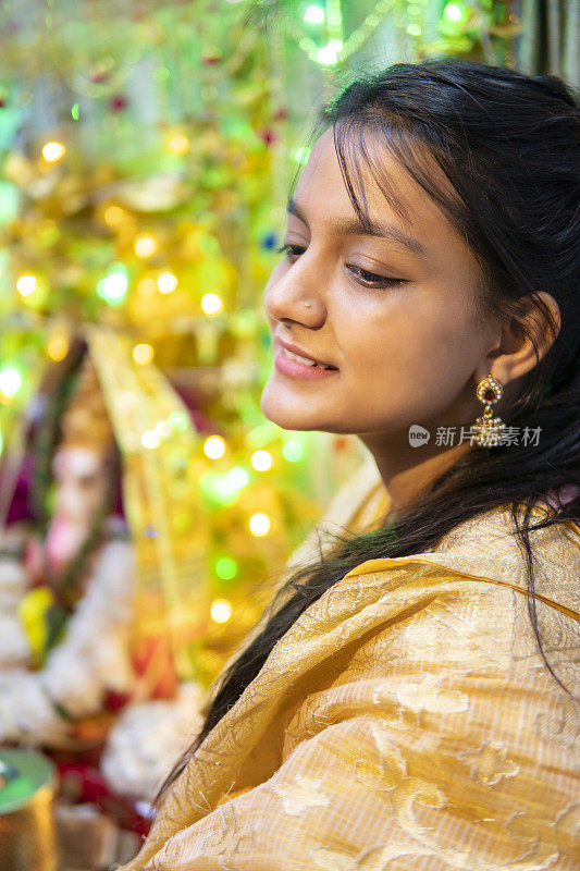 快乐的印度年轻女子庆祝ganesh chaturthi节。